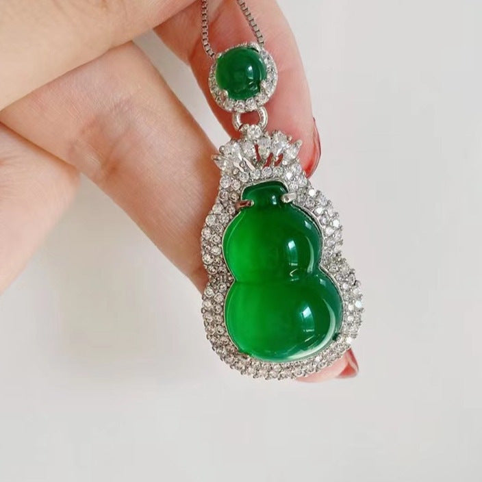 Homearda Natural Green Jade Necklaces for Women, Green Chalcedony Gourd Gemstone Necklace, Good Luck Jade Pendant Necklaces Amulet Jewelry Gifts for Inner Peace ,Birthday or Chrismas Holiday Gift for Her, Mom, & Sister (Free Chain)