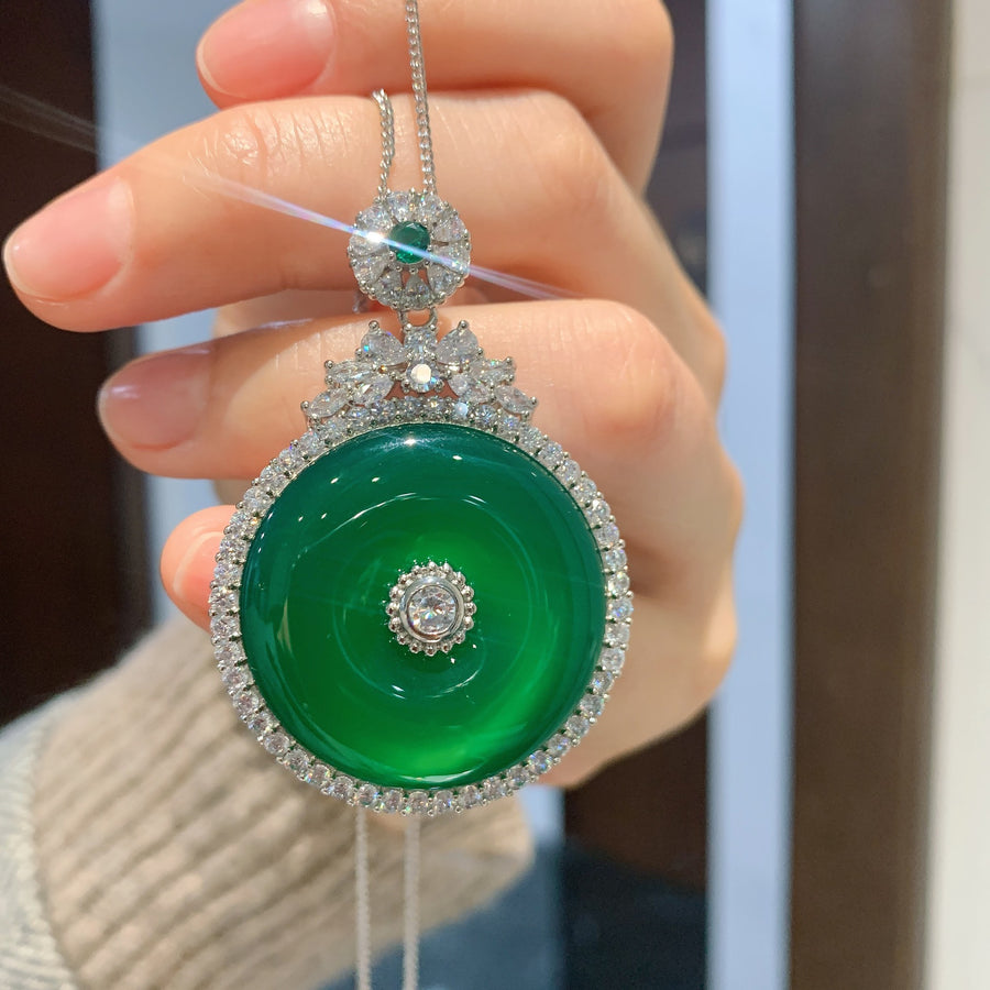 Homearda Natural Green Jade Necklaces for Women,Eternal Circle Green Chalcedony Gemstone Necklace, Good Luck Donut Jade Pendant Necklaces Amulet Jewelry Gifts for Inner Peace ,Birthday or Chrismas Holiday Gift for Her, Mom, & Sister